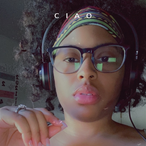 Meet your Posher, Takia - Picture 1 of 1